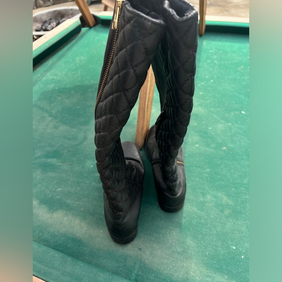 Steve Madden black knee high boots
Size 7 - Picture 3 of 4